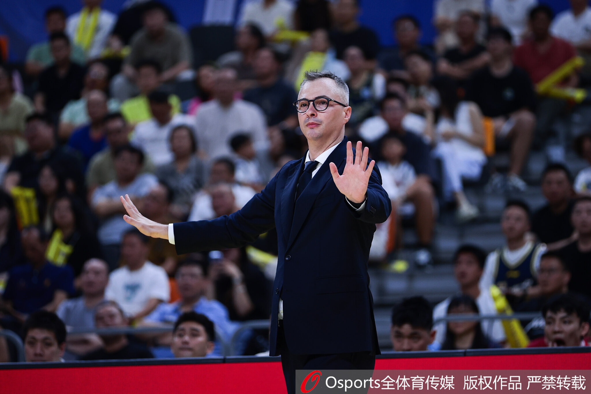 杨鸣：周鹏盖2帽后被换下&弗格下去球队没杀伤不懂广东主帅思路